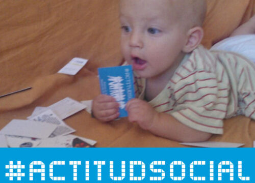 bebe-con-actitud-social